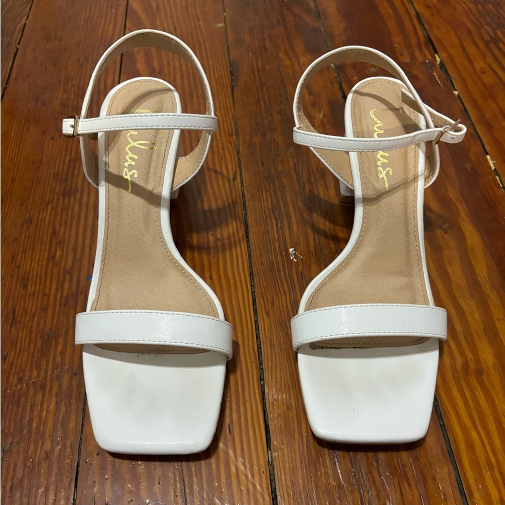 Lulu’s Size 7 white short heels